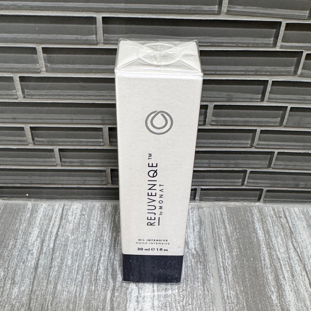 Rejuveniqe Oil Intensive - Black and White